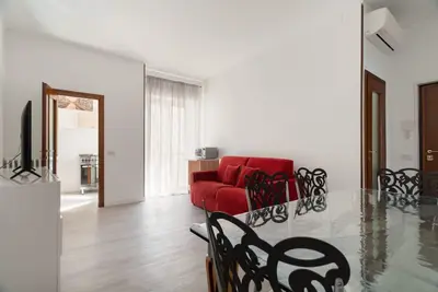 Image de GuestHost - Cozy flat of approximately 60 m2, perfect for four people, located on the third floor of a building with lift (Not suitable for disabled people). The property is located in front of the Naviglio Grande and is well connected to the center thank