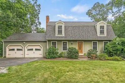 Image de 4br Home Minutes from Boston Stadium Gillette Large Private Yard + 3-Season Room