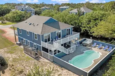Image de Whalehead Retreat w/ Pool, Hot Tub, 5min to Beach