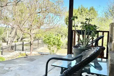 Image de 3-bedroom house in pleasant Fischer with big secluded backyard