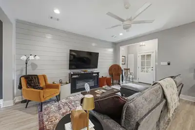 Image de Fresh & Clean Townhouse with Pool Access