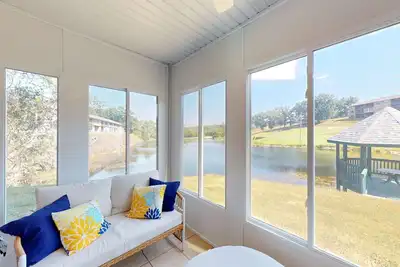 Image de Pond Views - Airy 2br Condo on Ground Floor