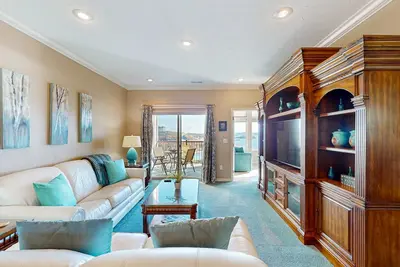Image de Lakefront 2br Retreat - Pool & Elevator Access