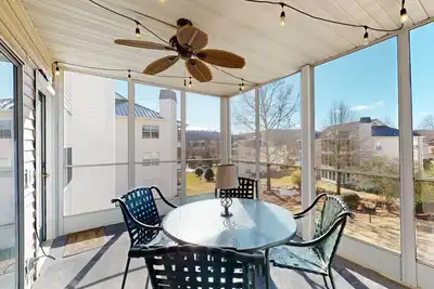 Image de Sleek 2br Condo - Jetted Tub - Pool & Creek Views