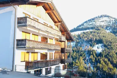 Image de Cozy family apartment with balcony and mountain view, right next to hiking trails.