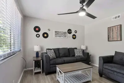 Image de Riverside 2br Near Downtown Kc | Self Check-In