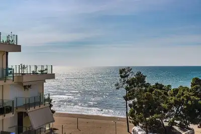 Image de Beachfront Apartment with Pool Access by PikHost