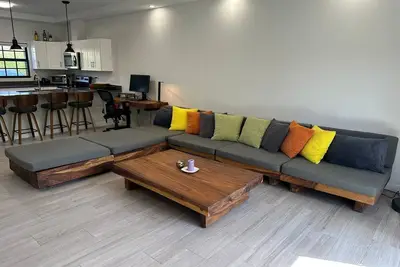 Image de Large Cozy 2-bedroom condo in delightful West Bay set amid tropical gardens