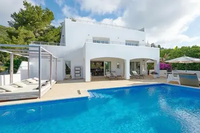 Image de Amarantos villa: Infinity Pool & Mountain Views, sleeps 12, Ac & WiFi