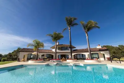 Image de Luxury Winery Estate with Pool & Panoramic Views