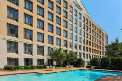 Image de Airport Proximity Made Easy – Room w/ Seasonal Pool Access + Free Shuttle