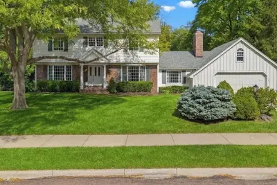 Image de Massive 6 bedroom home, featuring an in-ground pool, located near restaurants.
