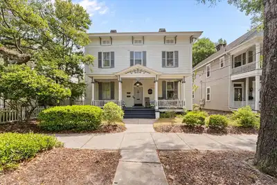 Image de Private 5br Estate with 3 Suites, 8 Free Parking Spaces, Walk to Riverwalk