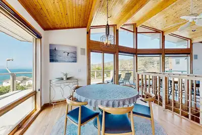 Image de Gualala ocean-view home with private hot tub, dogs welcome