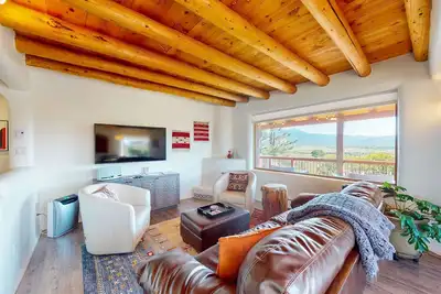 Image de Gated mountain-view gem with tennis, labyrinth, rooftop bar, private hot tub