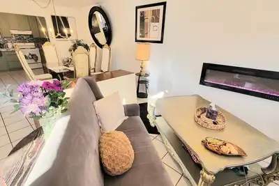 Image de 3-bedroom/ 2 bath fully designer-remodeled house in central Albuquerque, by Unm