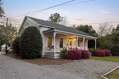 Image de Farmhouse | Deck Space | Close to downtown