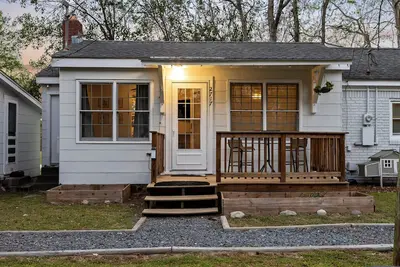 Image de Tiny Home | Close to downtown | Deck Space