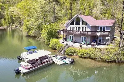 Image de The Mountain Lakehouse \n2BR 2. 5 Bath Home w/ Private Dock in Great Location