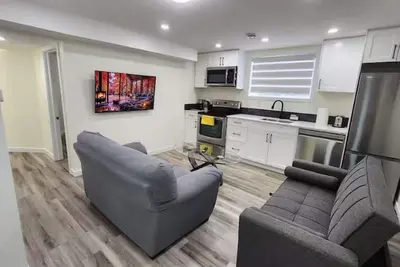 Image de Private suite, Close to Airport, SeparateEntrance