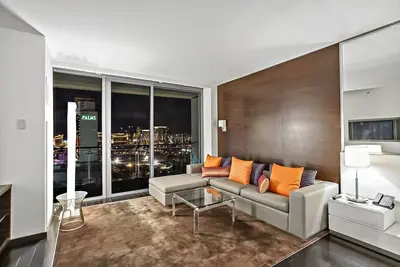 Image de Svs: High Floor Strip View Studio | Open Balcony | Palms Place