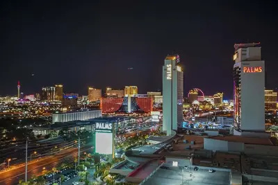 Image de Svs: Strip View Studio | Open Balcony | Pool & Gym Access | Palms Place