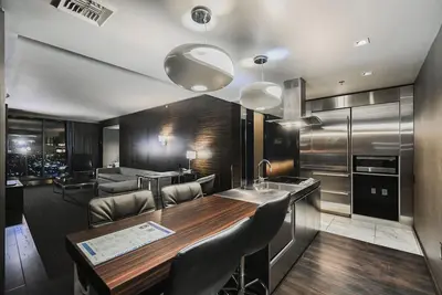 Image de Svs: 1bd Mountain & Strip Views | Full Kitchen | Pool & Gym | Palms Place