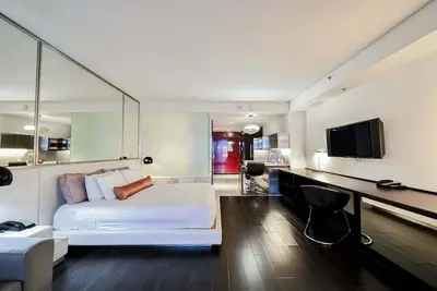 Image de Svs: High Floor Strip View Studio | Open Balcony | Palms Place