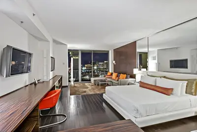 Image de Svs: Strip View Studio | Open Balcony | Pool & Gym Access | Palms Place