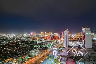 Image de Svs: Strip View Studio | Open Balcony | Pool & Gym Access | Palms Place