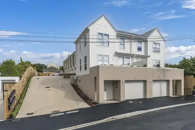 Image de Modern 3-Story Inner-City Sanctuary