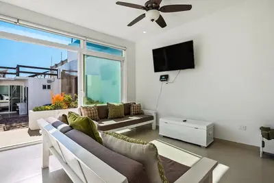 Image de Peaceful dog-friendly villa with outdoor pool, rooftop patio, beach views, & Ac