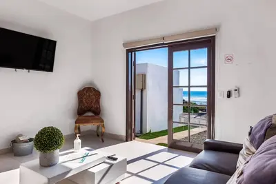 Image de Dog-friendly suite with kitchenette, heated outdoor pool, hot tub, private patio