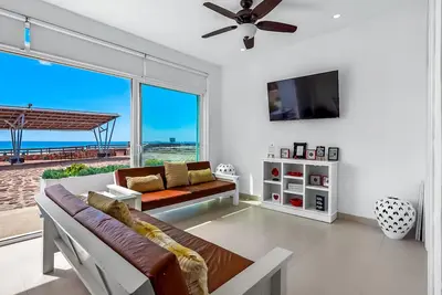 Image de Bright dog-friendly villa with beach views, private patio, outdoor pool, kitchen