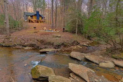 Image de Experience the charm of Harris Creek Haven in Ellijay, a cozy 2-bedroom waterfront cabin.