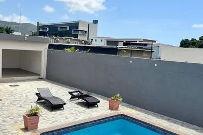 Image de Luxury  2-bedroom apartment with Ac in vibrant New Kingston\nPool & 24/7 security