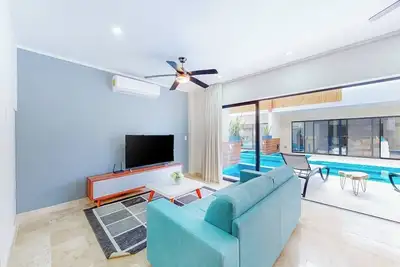 Image de Colorful condo with plunge pool, deck, full kitchen - beach nearby