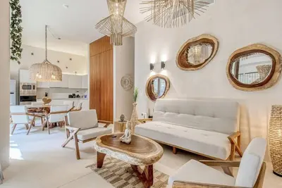 Image de Chic, dog-friendly getaway near beach with plunge pool, rooftop pool, & gym