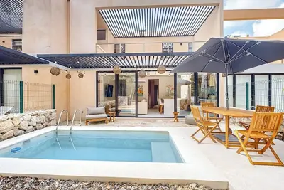 Image de 2-story apt with private pool, balcony, patio, outdoor dining area, gym, W/D, Ac