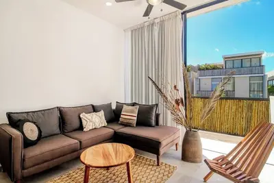 Image de Palm paradise with jetted tub, scenic balcony, & modern interior - plunge pool