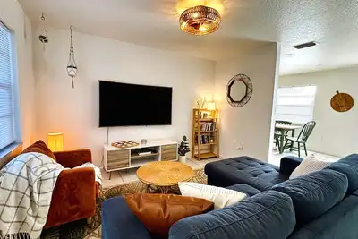 Image de Furnished 2br/2ba Home w/ Fenced Yard • Near L3Harris, Hospital, & Beach