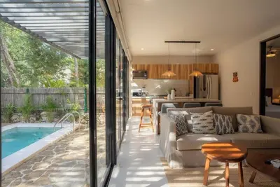 Image de Paradise at its finest with plunge pool, jetted tub, partial Ac, & washer/dryer