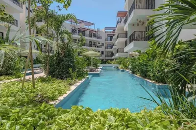 Image de Modern condo with zen garden, 4 pools, balcony & gym - 5 min to beach
