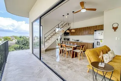 Image de 3rd-floor apartment with rooftop pool & on-site gym - walk to shops/dining