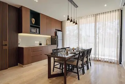 Image de Cozy tropical escape with balcony, fitness center & pool