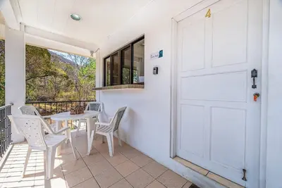 Image de 2 Bedroom Delightful second-floor apartment with modern amenities, WiFi & Pool