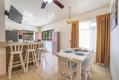 Image de Cozy apartment complete with high-speed Wi-Fi, Netflix & serene pool access