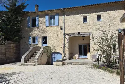 Image de La Robine, Maison de charme en Provence. Jardin et terrasse au bord de la Nesque