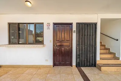 Image de Accessible, modern apartment with high-speed Wi-Fi, Netflix & pool