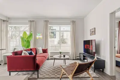 Image de Trendy Boutique Condo | Near University | 5 min Dt